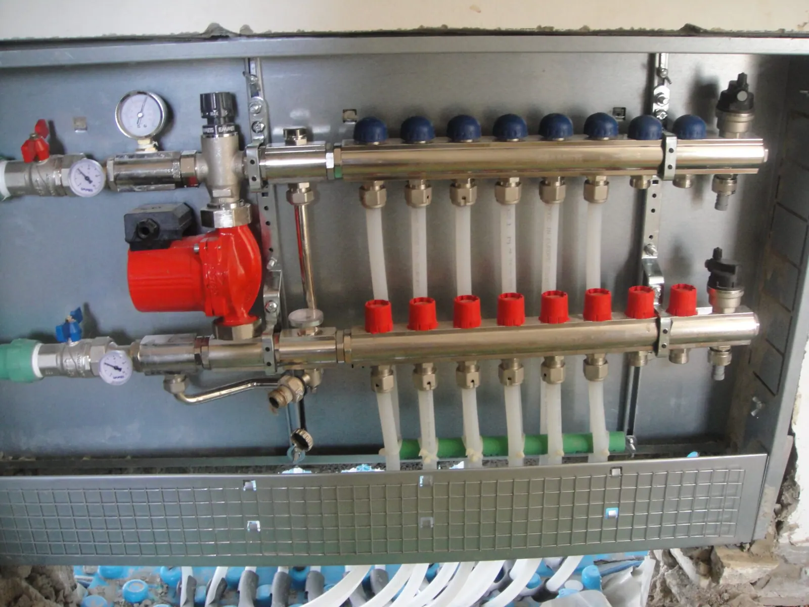 Floor heating circuits laid as planned, photo 3